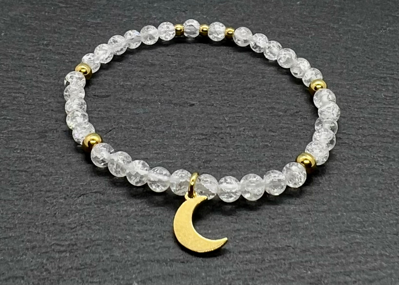 Gecrashter Bergkristall Armband mit Goldenendetails und Mondanhaenger